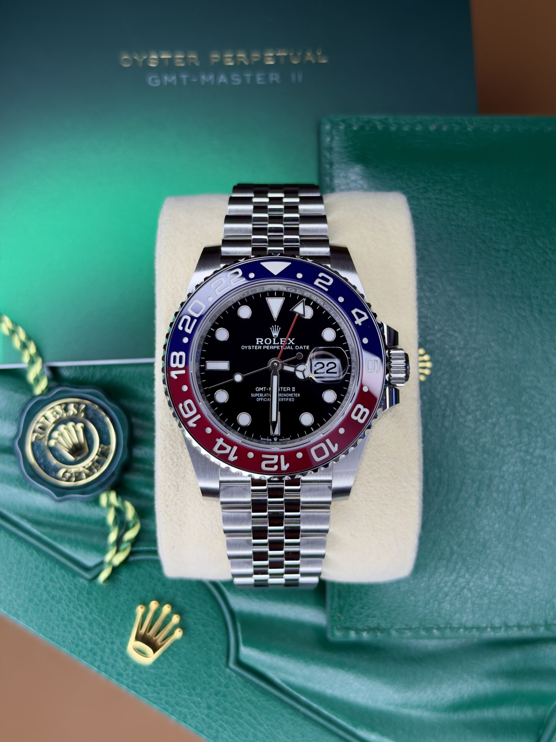 в наявності абсолютно новий Rolex GMT-Master II “Pepsi” в повному комплекті