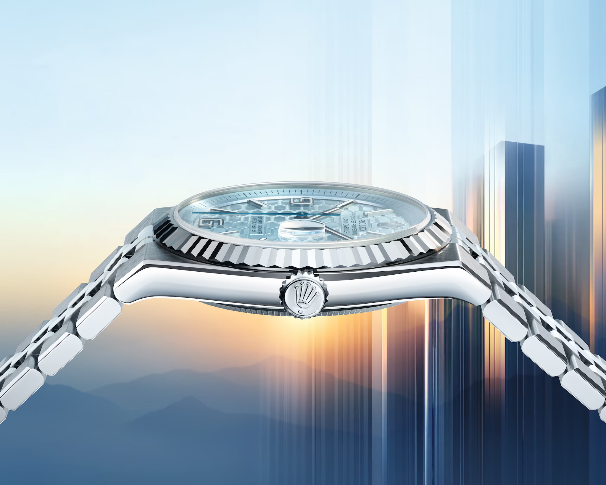 Полірований корпус Oyster із рифленим безелем моделі Rolex Land-Dweller