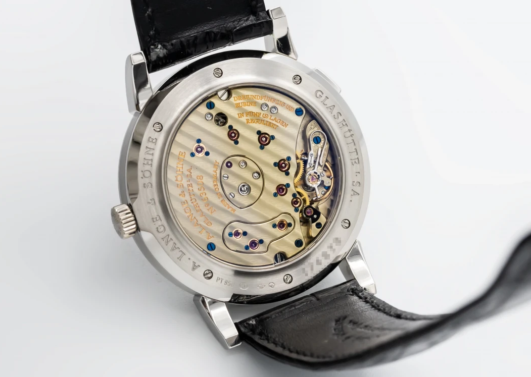 Механізм L901.0 від A. Lange & Söhne з тричвертною платиною, шатонами та ручним гравіюванням моста балансу