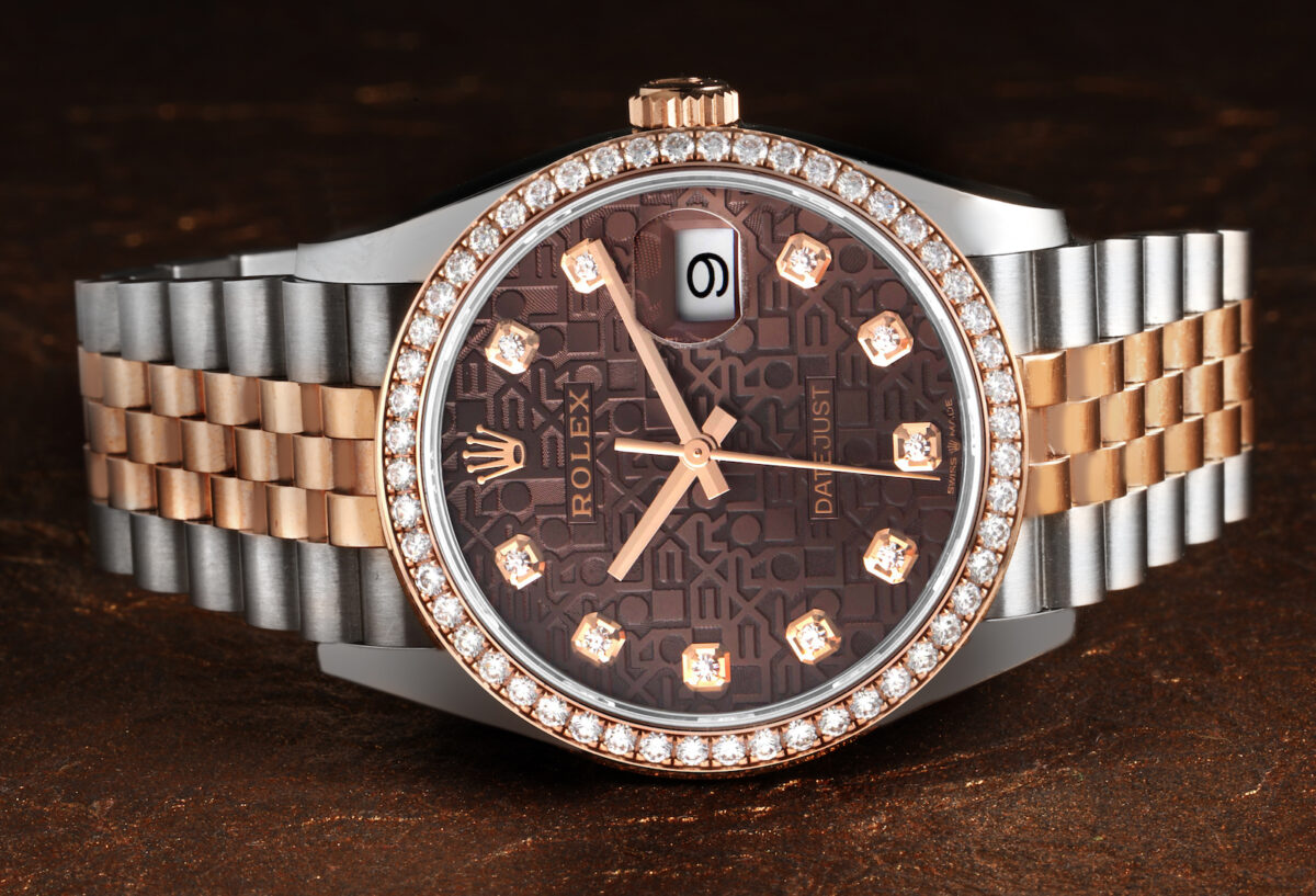 Унікальний дизайн Rolex Jubilee Anniversary Dial, представлений до 40-річчя Datejust, відзначається ритмічним гравіюванням логотипу бренду, яке формує впізнавану текстуру циферблату.