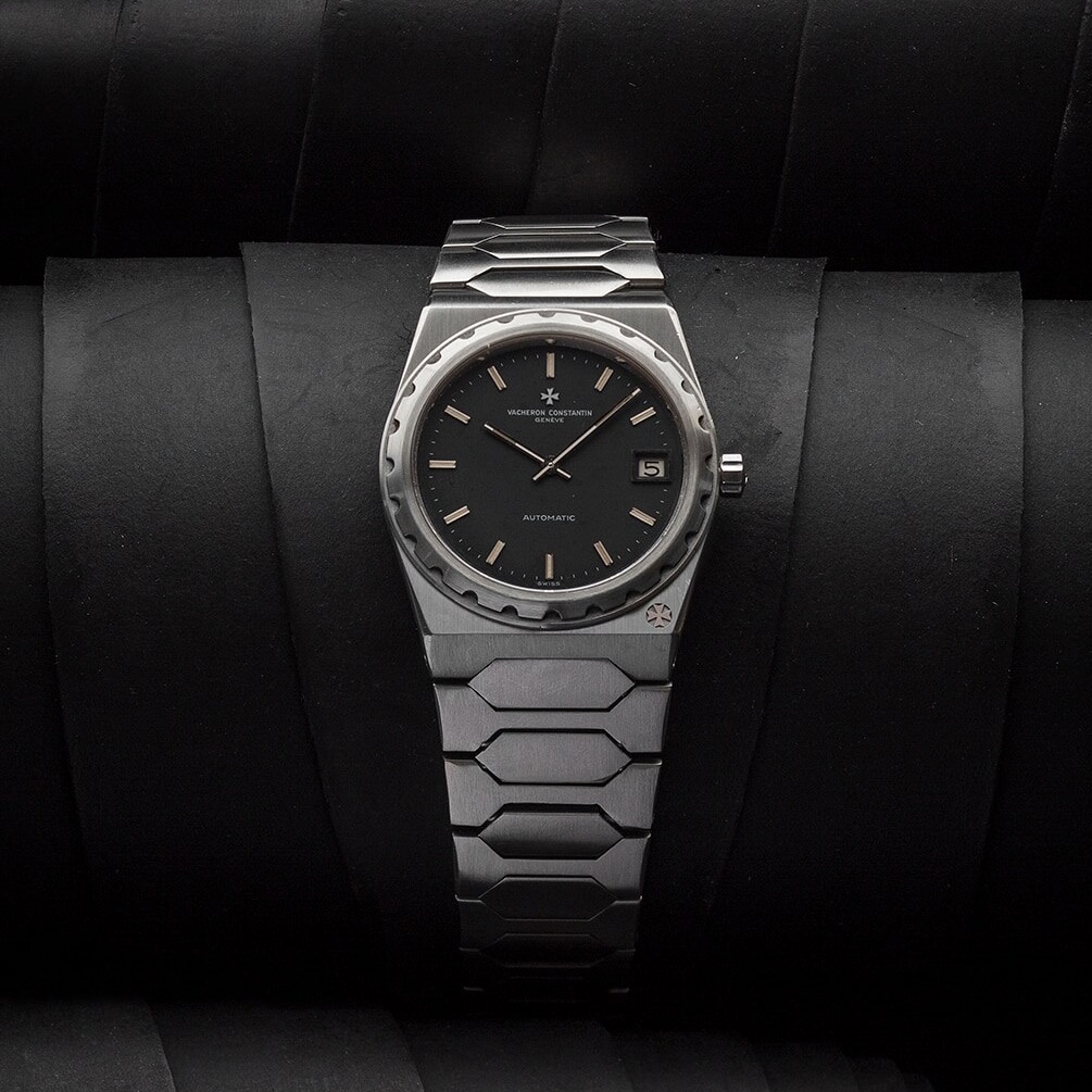 Представлений у 1977 році, Vacheron Constantin 222 став першою спортивною моделлю бренду зі сталі. З ультратонким корпусом, впізнаваним безелем і вбудованим браслетом він передбачив майбутній успіх колекції Overseas.