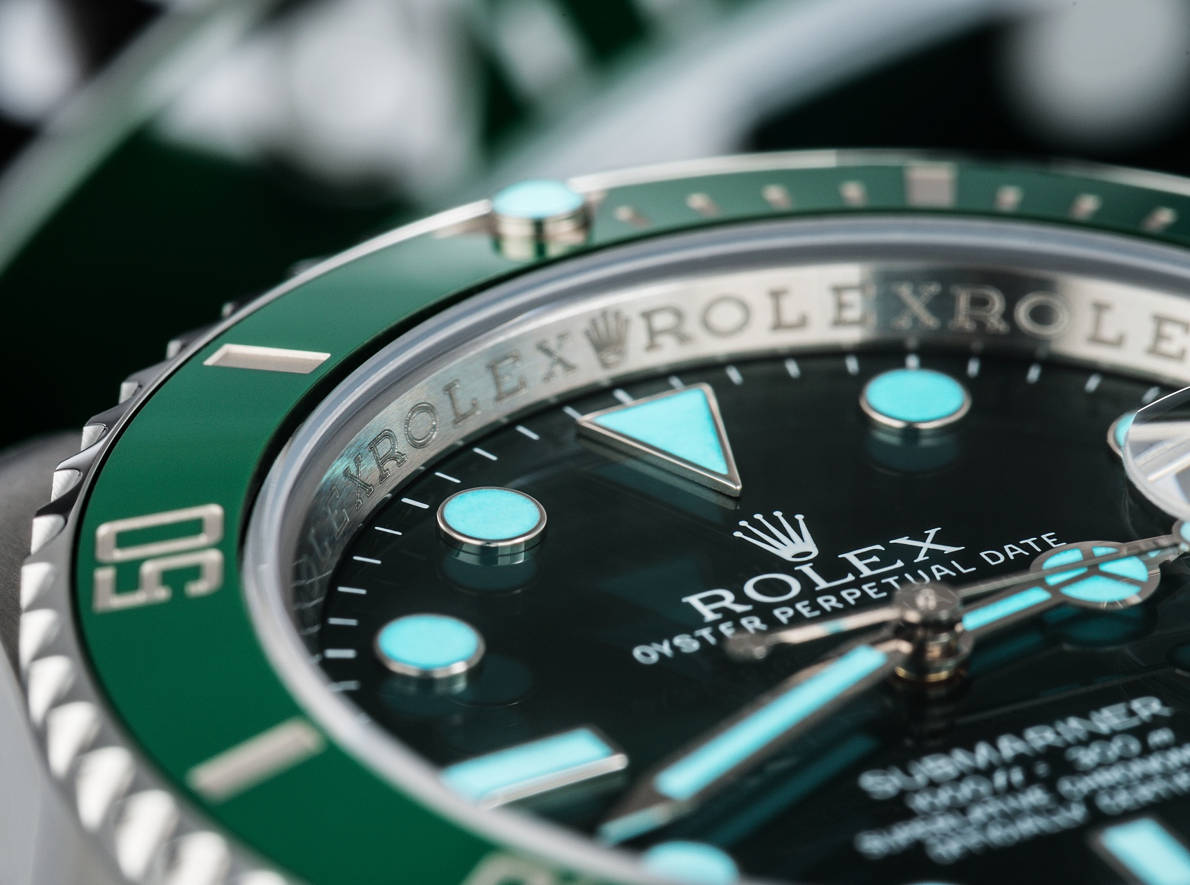 Циферблат Rolex Submariner Hulk з насиченим зеленим відтінком, люмінісцентними мітками та лінзою Cyclops