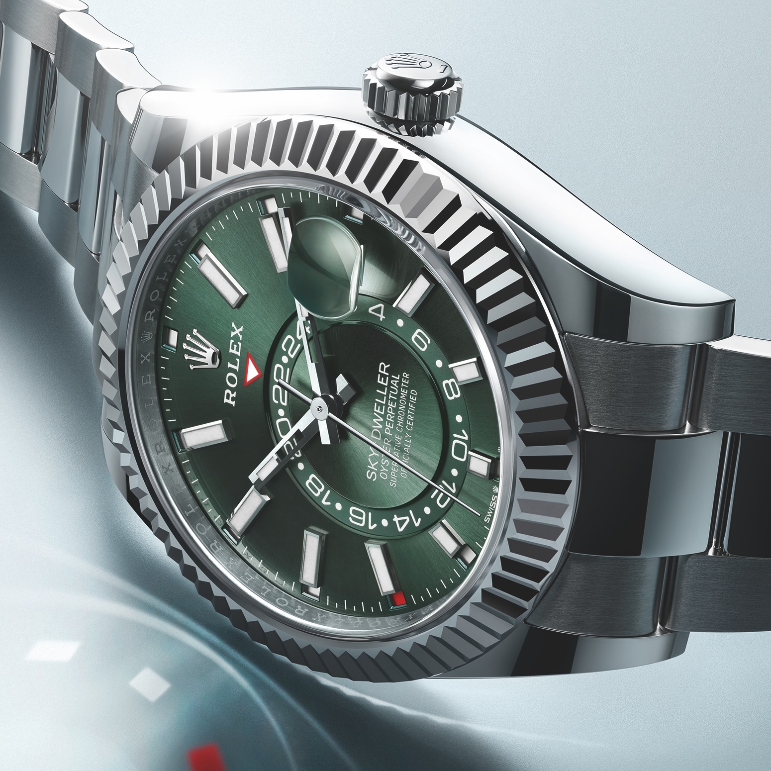 Отображение двух часовых поясов на циферблате Rolex Sky-Dweller