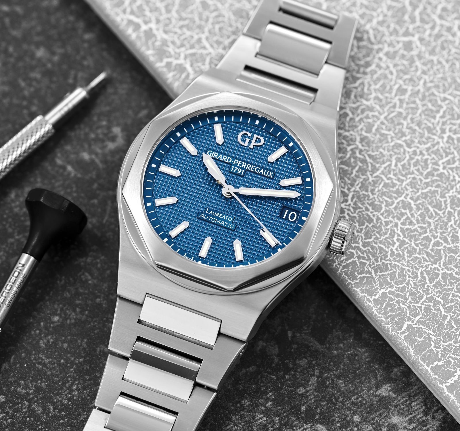 Годинник Girard-Perregaux Laureato 42 мм Automatic із синім циферблатом