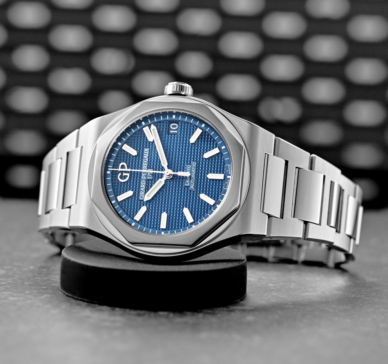 Girard-Perregaux Laureato 42 мм четвертого покоління з синім циферблатом