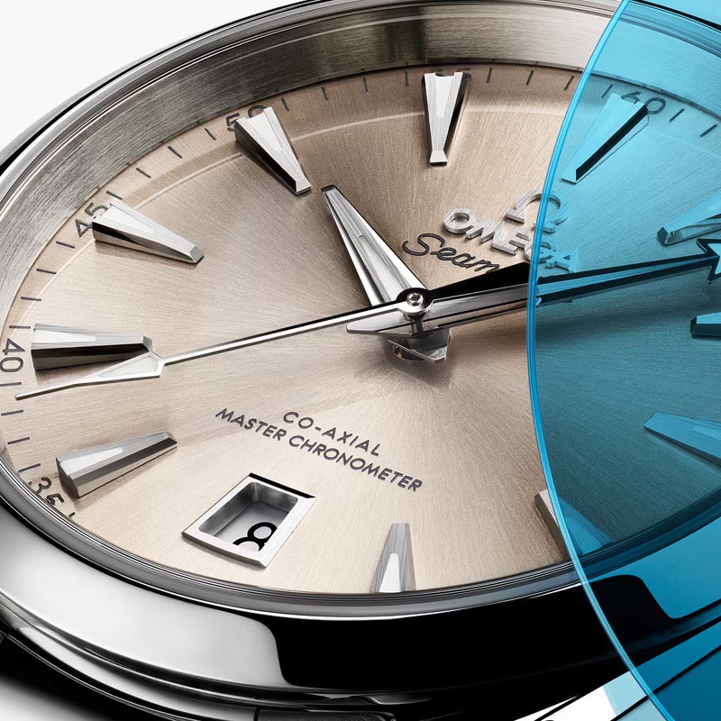 Крупний план годинника OMEGA Seamaster Aqua Terra Shades із радіально сатинованим циферблатом