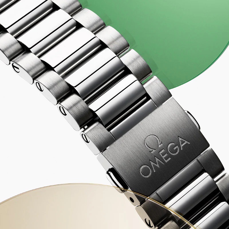 Браслет OMEGA Seamaster Aqua Terra Shades із нержавіючої сталі та застібкою butterfly clasp крупним планом