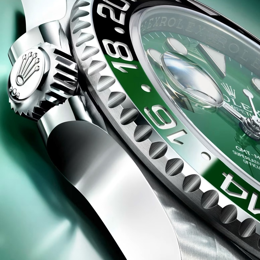 Часы Rolex GMT-Master II 2025 года с керамическим зелёным циферблатом Cerachrom и двухцветным зелёно-чёрным безелем Cerachrom