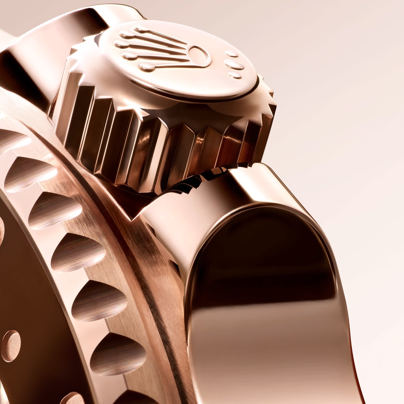 Корпуса Rolex GMT-Master II из 18-каратного золота Everose, белого и жёлтого цвета с фирменной отделкой и характерным блеском сплавов Rolex