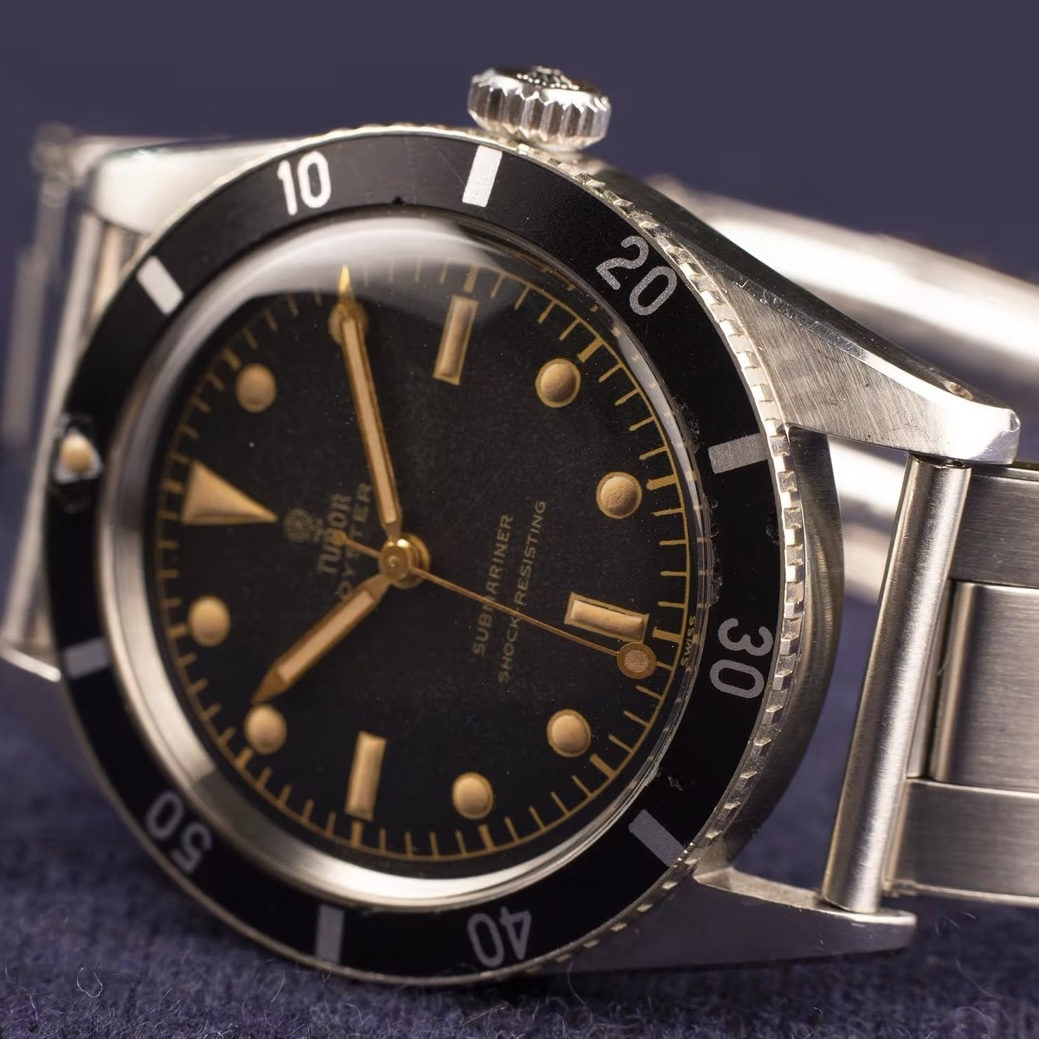Історичний годинник TUDOR Oyster Prince Submariner 1950-х років — один із перших водонепроникних інструментальних годинників бренду, що став основою для розвитку дайверських моделей TUDOR