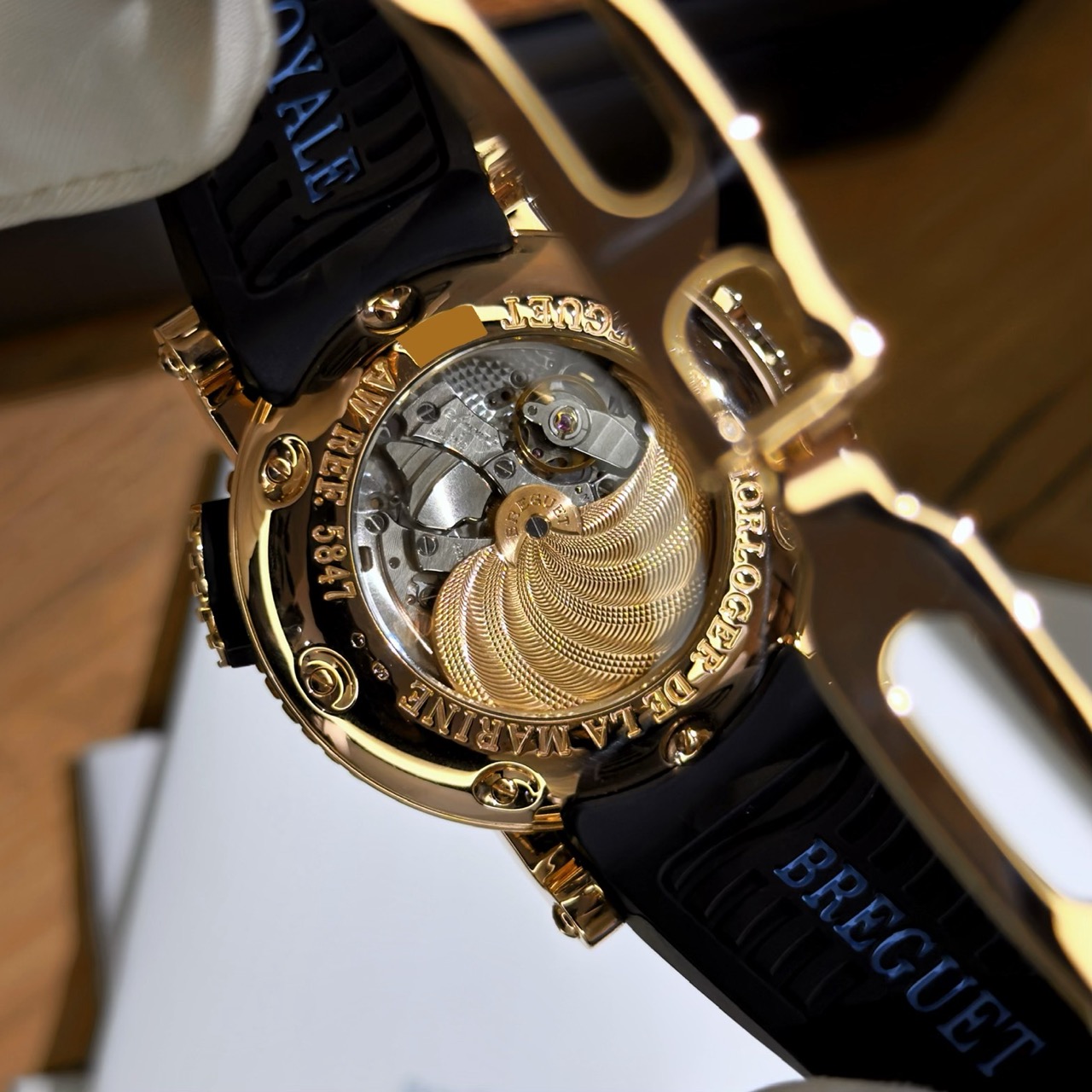 Мануфактурний механізм Breguet Caliber 519R з автоматичним підзаводом, функцією механічного будильника та золотим ротором із гравіюванням у вигляді хвиль