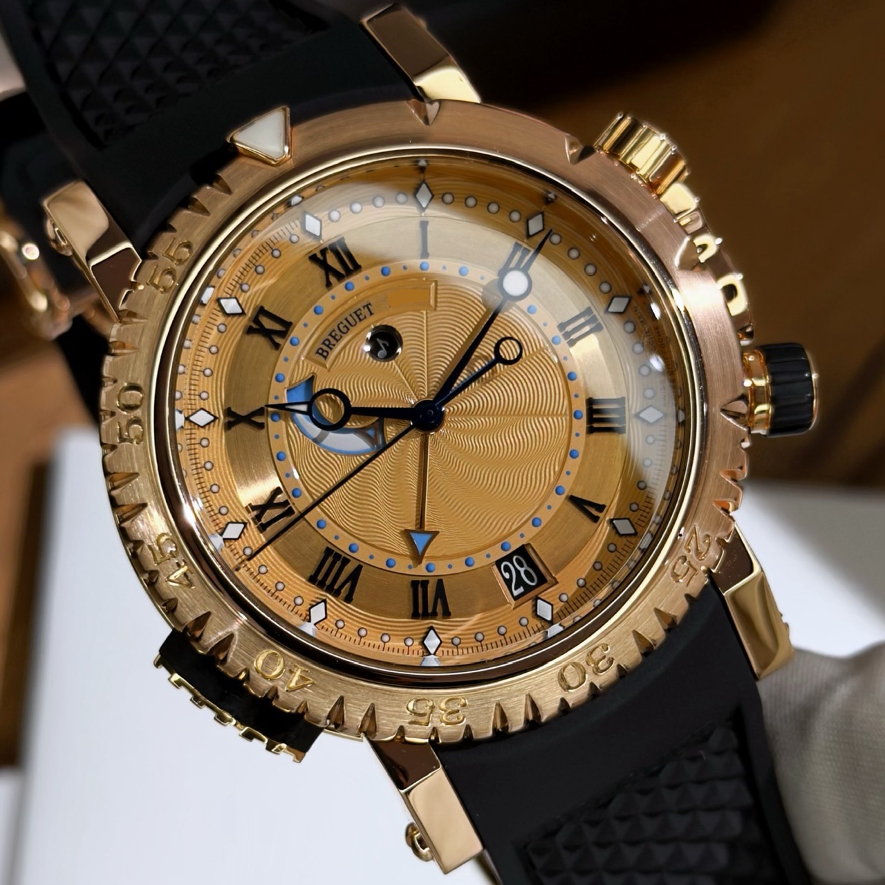 Циферблат годинника Breguet Marine Royale ref. 5847BR/32/5ZU із гільйоше у вигляді хвиль, індикатором будильника та золотистим оформленням