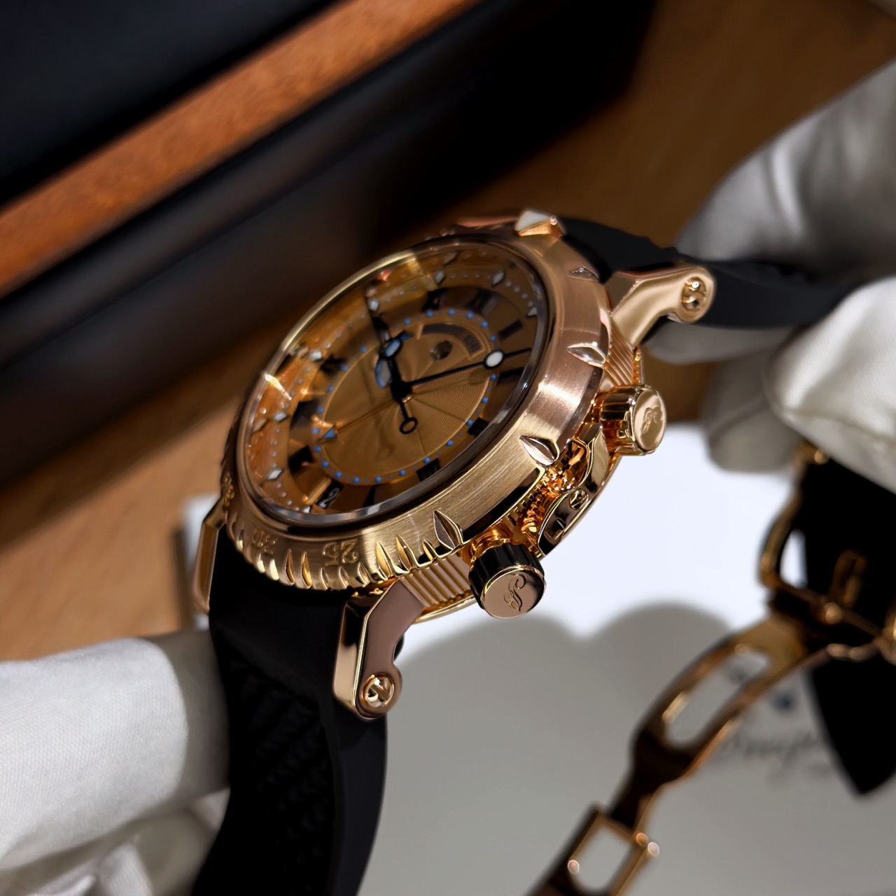 Часы Breguet Marine Royale ref. 5847BR/32/5ZU в корпусе 45 мм из розового золота 18K на каучуковом ремешке с массивным безелем и элементами управления будильником