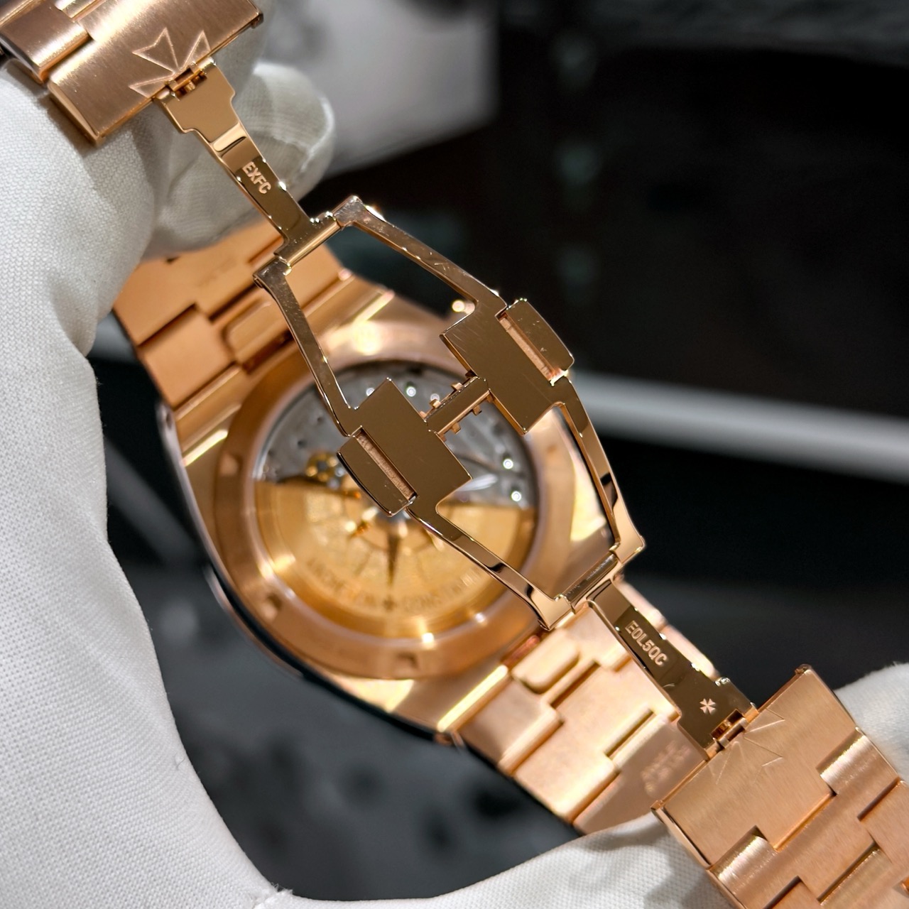 Застёжка Vacheron Constantin Overseas Dual Time с мальтийским крестом Раскладывающаяся застёжка браслета Vacheron Constantin Overseas Dual Time ref. 7920V/210R-B965 из розового золота с гравировкой мальтийского креста