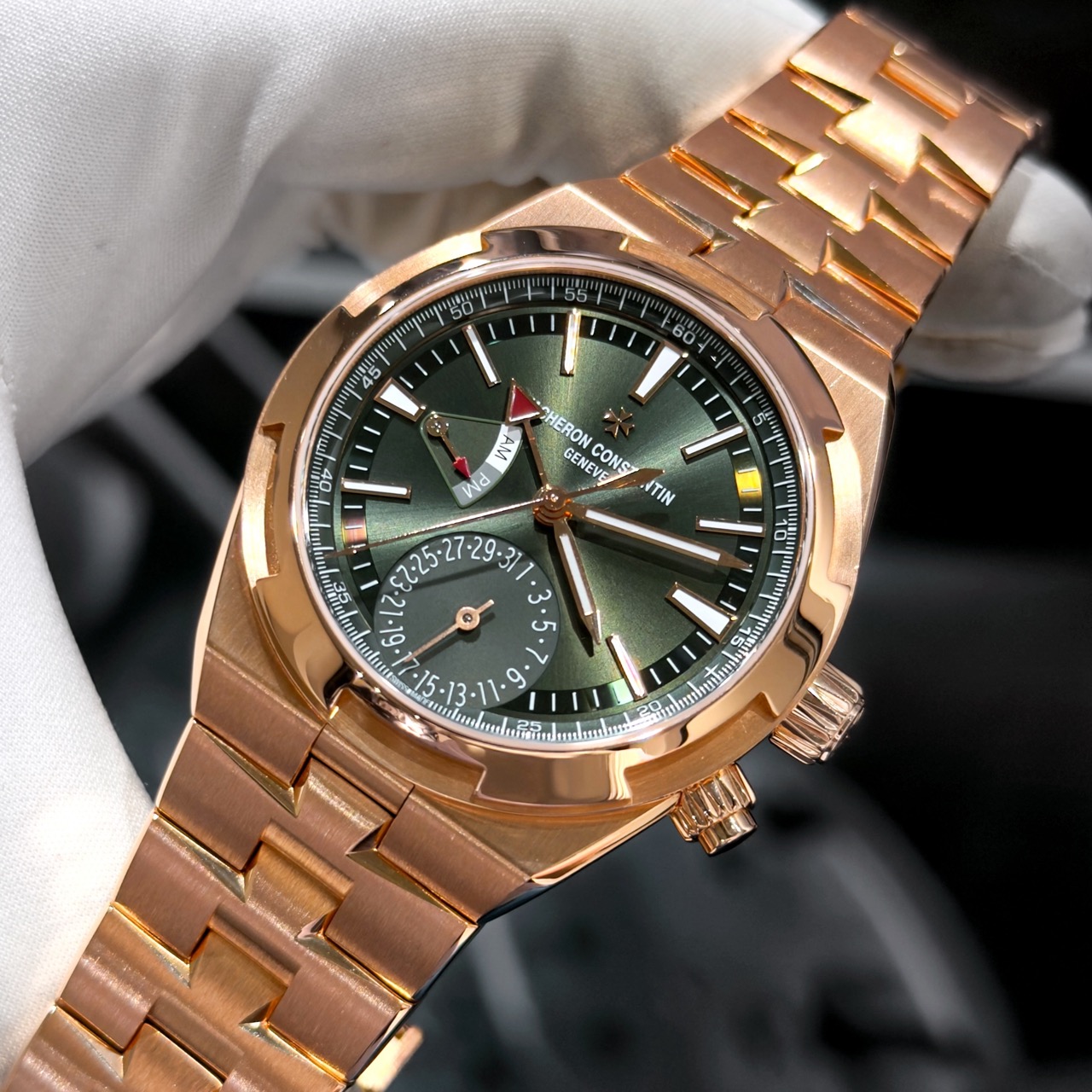 Корпус Vacheron Constantin Overseas Dual Time Sunburst Green из розового золота 41 мм Корпус часов Vacheron Constantin Overseas Dual Time ref. 7920V/210R-B965 из розового золота 18 карат, полированный безель в форме мальтийского креста, две заводные головки