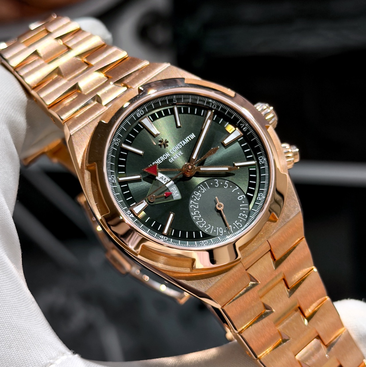 Купить Vacheron Constantin Overseas Dual Time Sunburst Green 7920V/210R-B965 в розовом золоте Часы Vacheron Constantin Overseas Dual Time Sunburst Green ref. 7920V/210R-B965 — корпус 41 мм из розового золота 18 карат, зелёный циферблат, функция второго часового пояса
